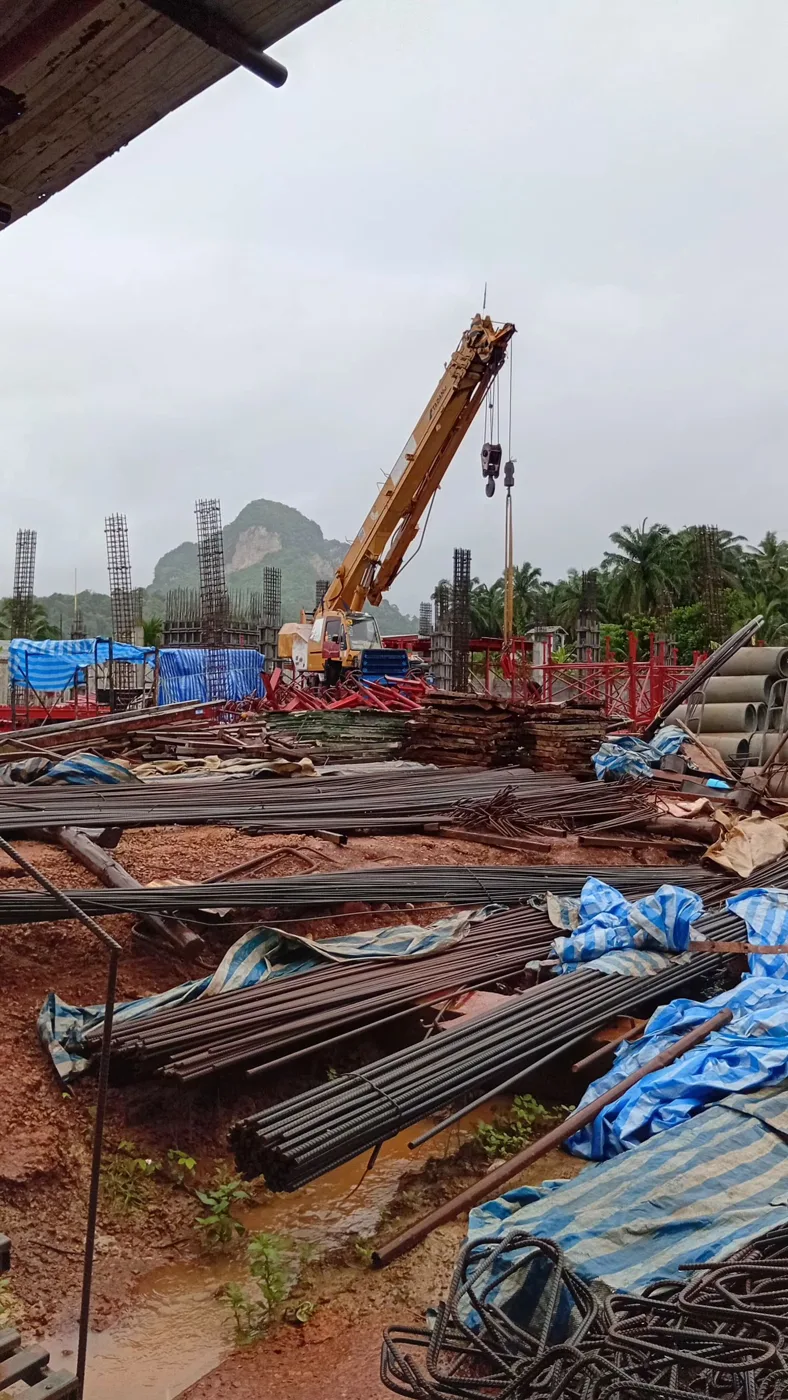 เครน Tadano ทำงานท่ามกลางสายฝนหน้างานก่อสร้างกระบี่