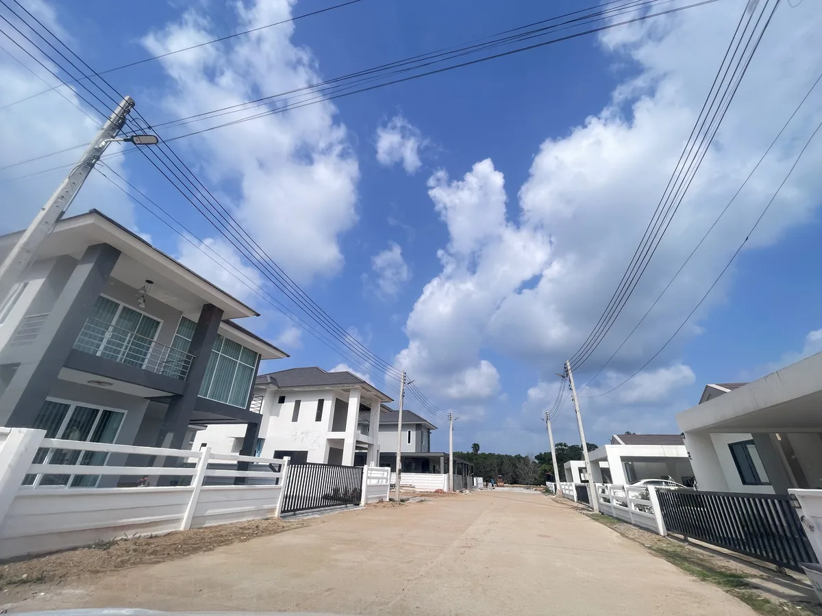 ถนนและบ้านในโครงการหมู่บ้านจัดสรร อำเภอหลังสวน ชุมพร