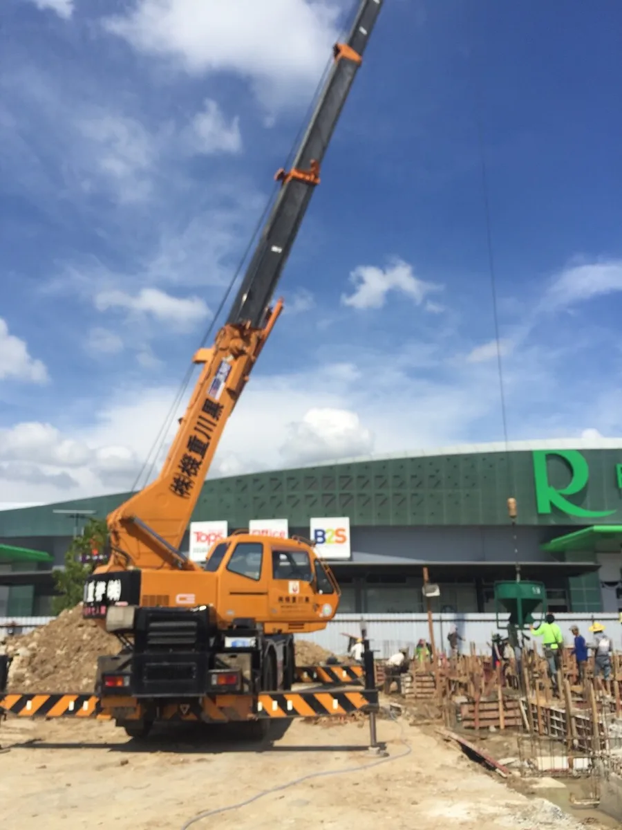 เครนทำงานหน้าห้างโรบินสัน ศรีสมาน นนทบุรี