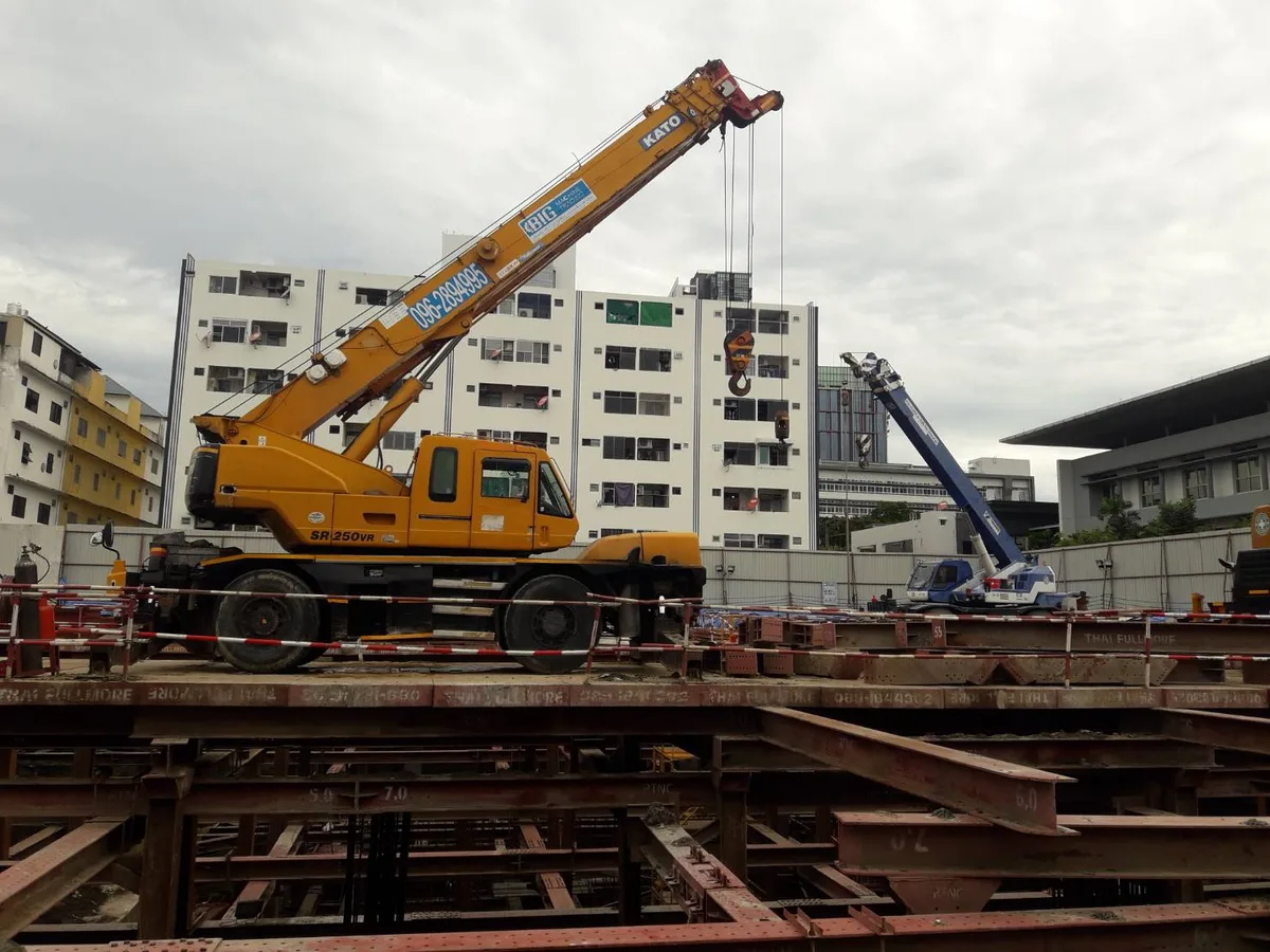 เครน BIG MACHINE TRADING ยกงานเสาเข็มพืดที่อำเภอปากเกร็ด นนทบุรี