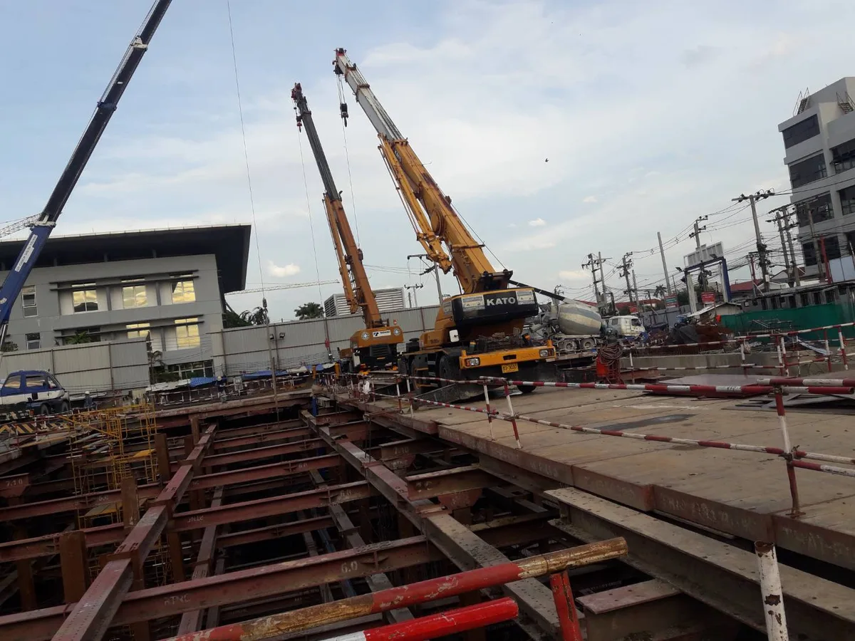 เครนหลายคันทำงานร่วมกันในไซต์ก่อสร้างอำเภอปากเกร็ด นนทบุรี