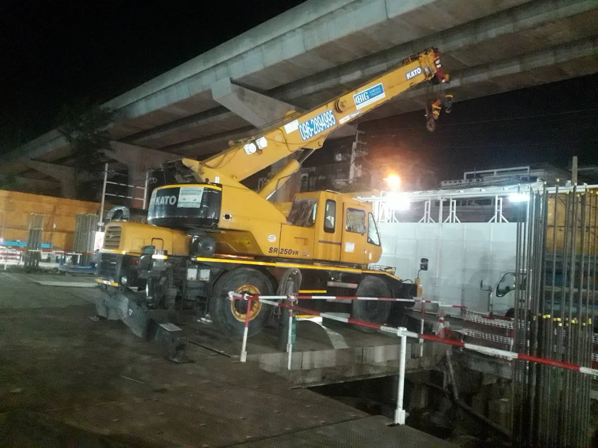 เครน Kato BIG MACHINE TRADING ทำงานกลางคืนใต้ทางด่วนที่ปากเกร็ด นนทบุรี