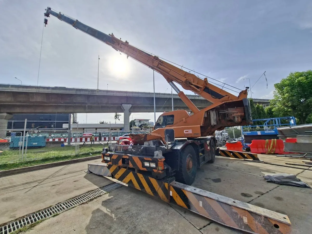 เครน BIG MACHINE TRADING ทำงานใต้ทางด่วนบริเวณด่านเก็บเงิน นนทบุรี