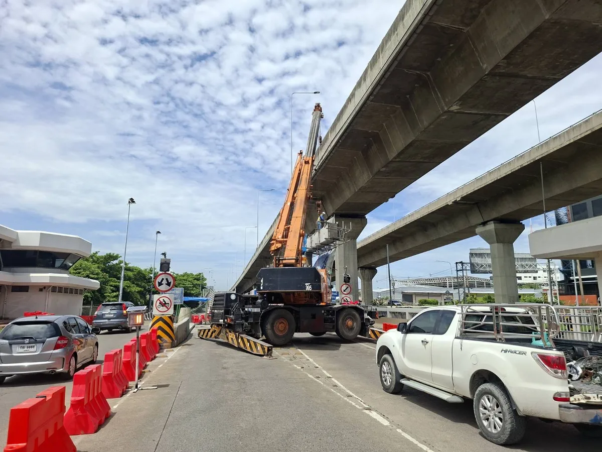 เครนยกงานใกล้ทางขึ้นทางด่วนบริเวณด่านเก็บเงิน นนทบุรี