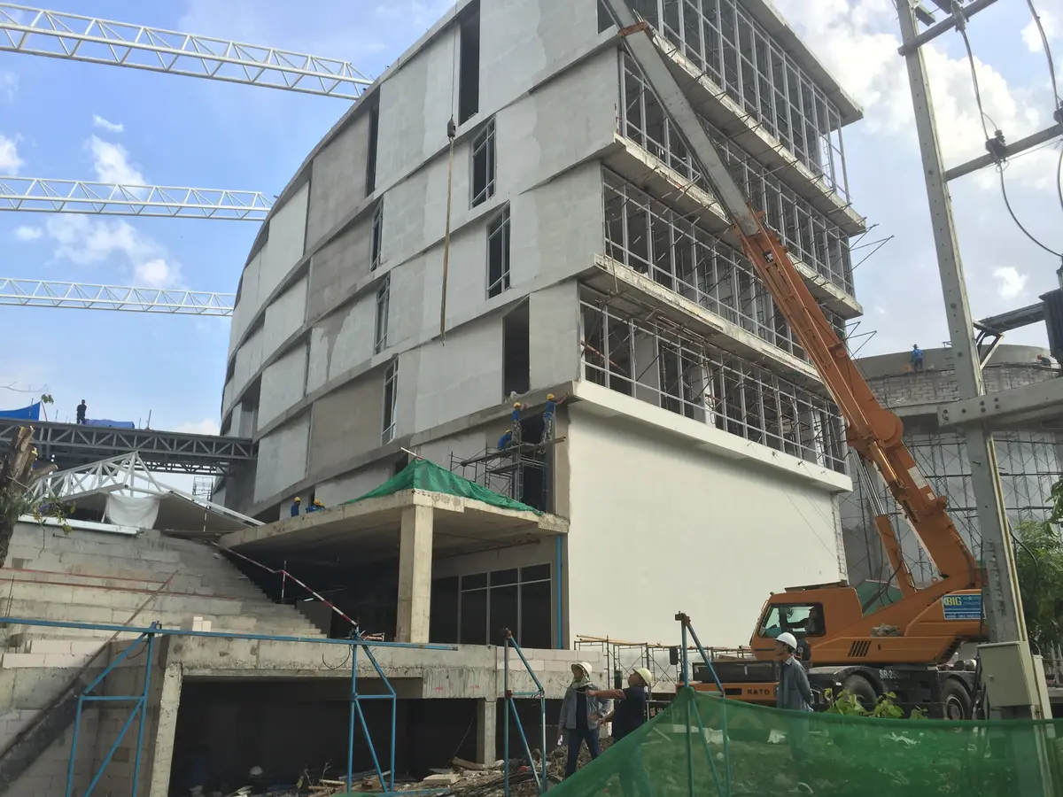 เครน BIG MACHINE TRADING ทำงานอาคารทรงโค้งในปทุมธานี