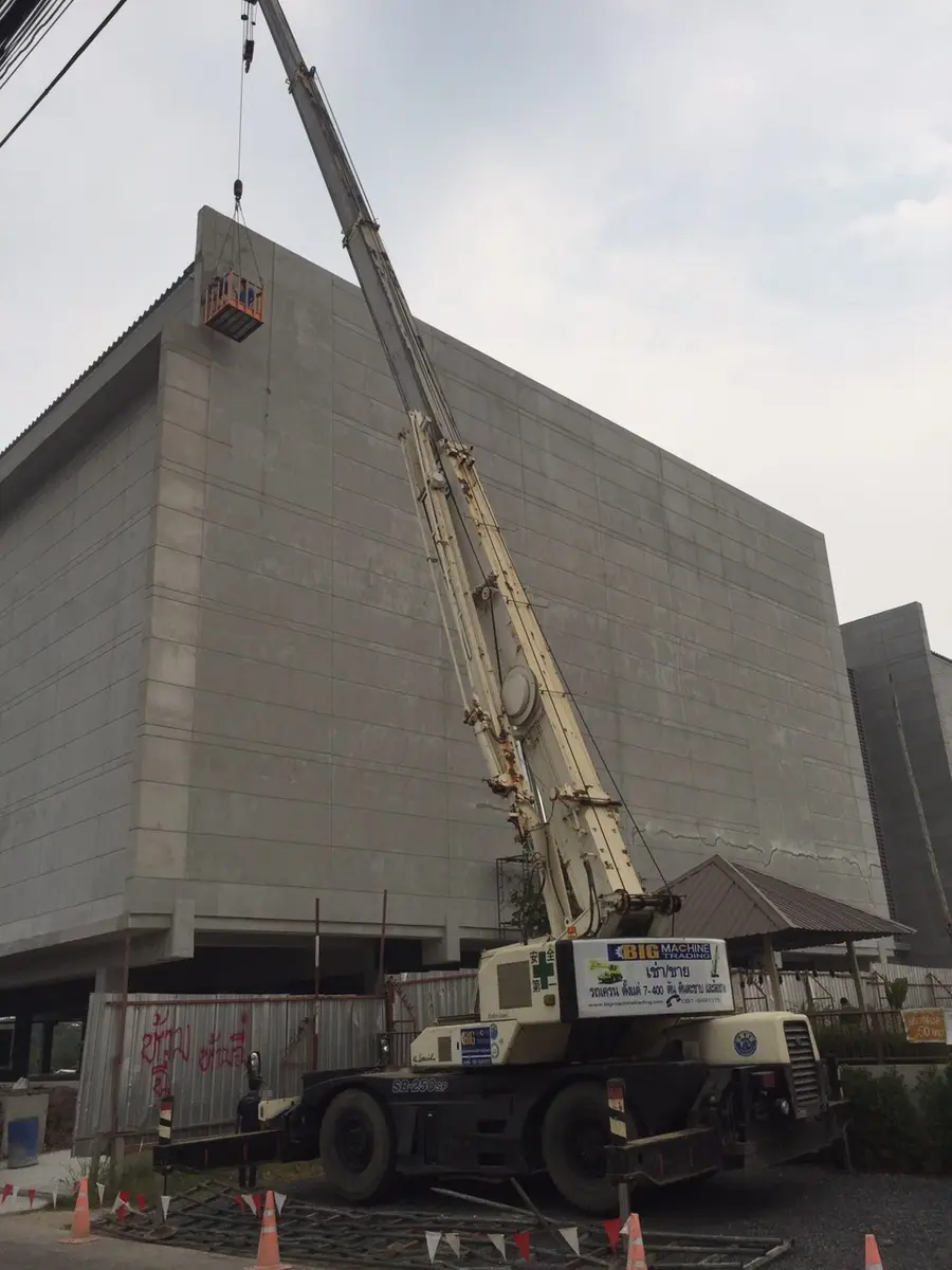 เครน BIG MACHINE TRADING ยกกระเช้าคนทำงานที่อาคาร Workpoint ปทุมธานี
