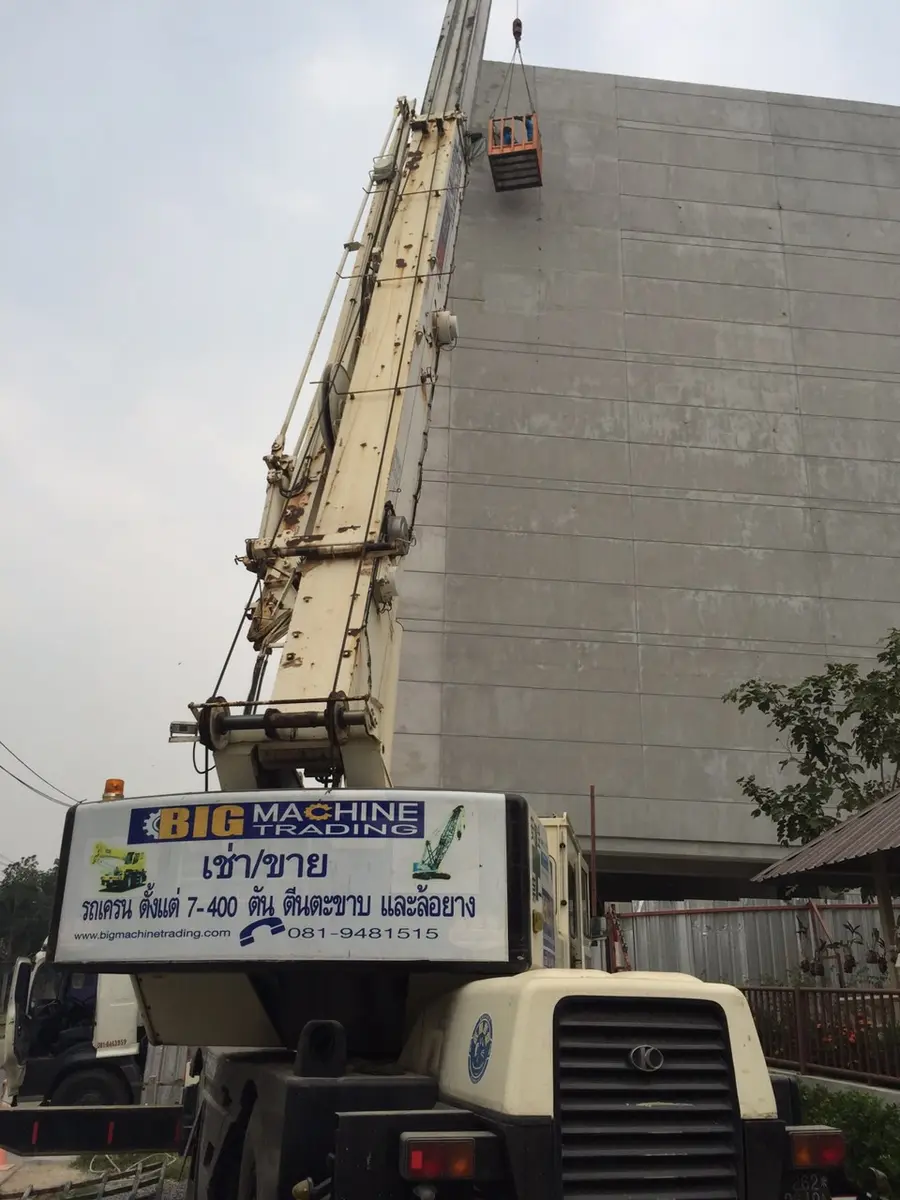 เครน BIG MACHINE TRADING ยกกระเช้าคนทำงานที่อาคาร Workpoint ปทุมธานี ระยะใกล้