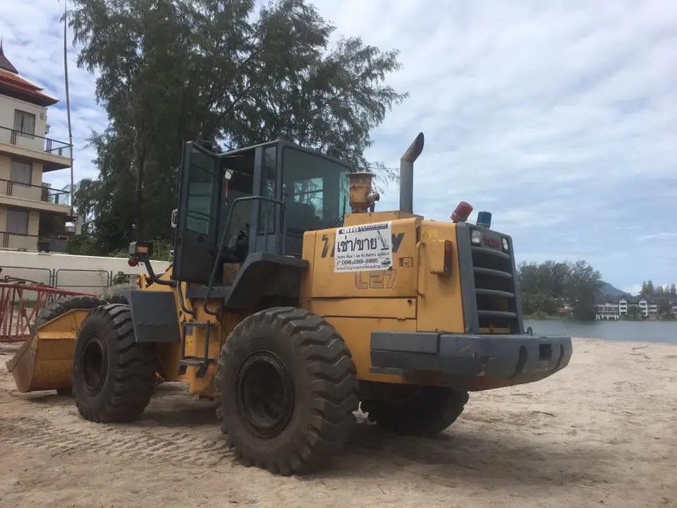 รถตักล้อยาง BIG MACHINE TRADING ทำงานริมชายหาดในภูเก็ต