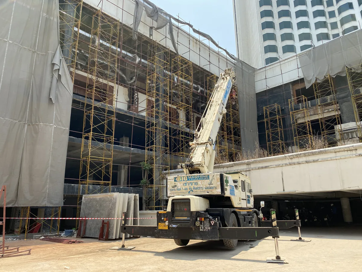 เครนล้อยาง 25 ตัน BIG MACHINE TRADING ทำงานปรับปรุงโรงแรมย่านรัชดาภิเษก