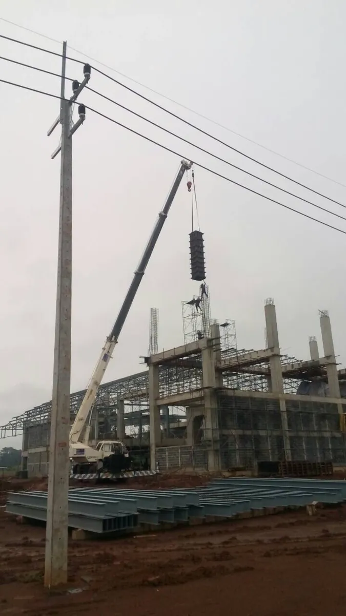 เครน BIG MACHINE TRADING ทำงานเสาเข็มใกล้โรงงานในนิคมอุตสาหกรรมระยอง เห็นตัวรถเต็มคัน