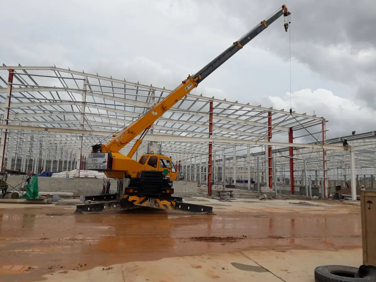 เครน BIG MACHINE TRADING ทำงานใต้โครงสร้างเหล็กไซต์งานในระยอง