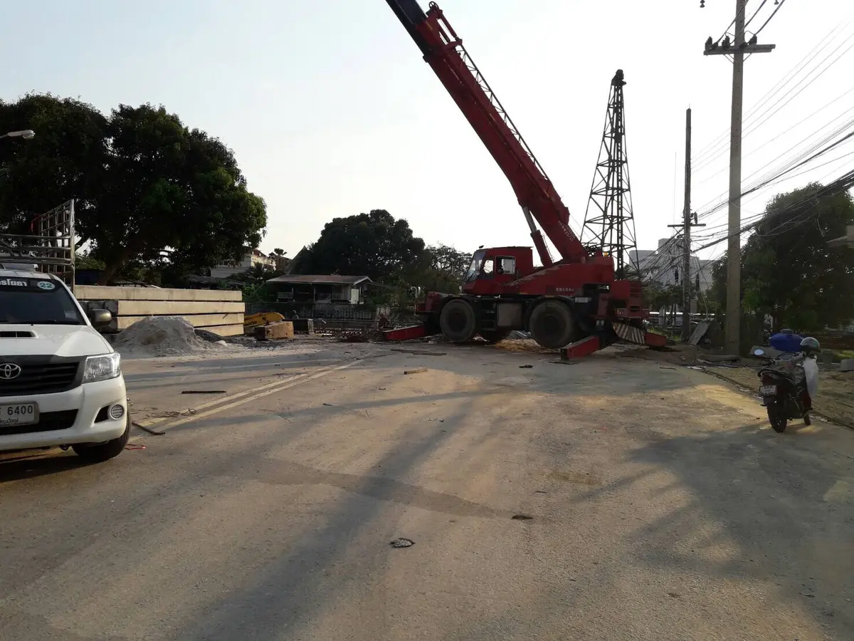 เครนทำงานก่อสร้างสะพานในระยอง
