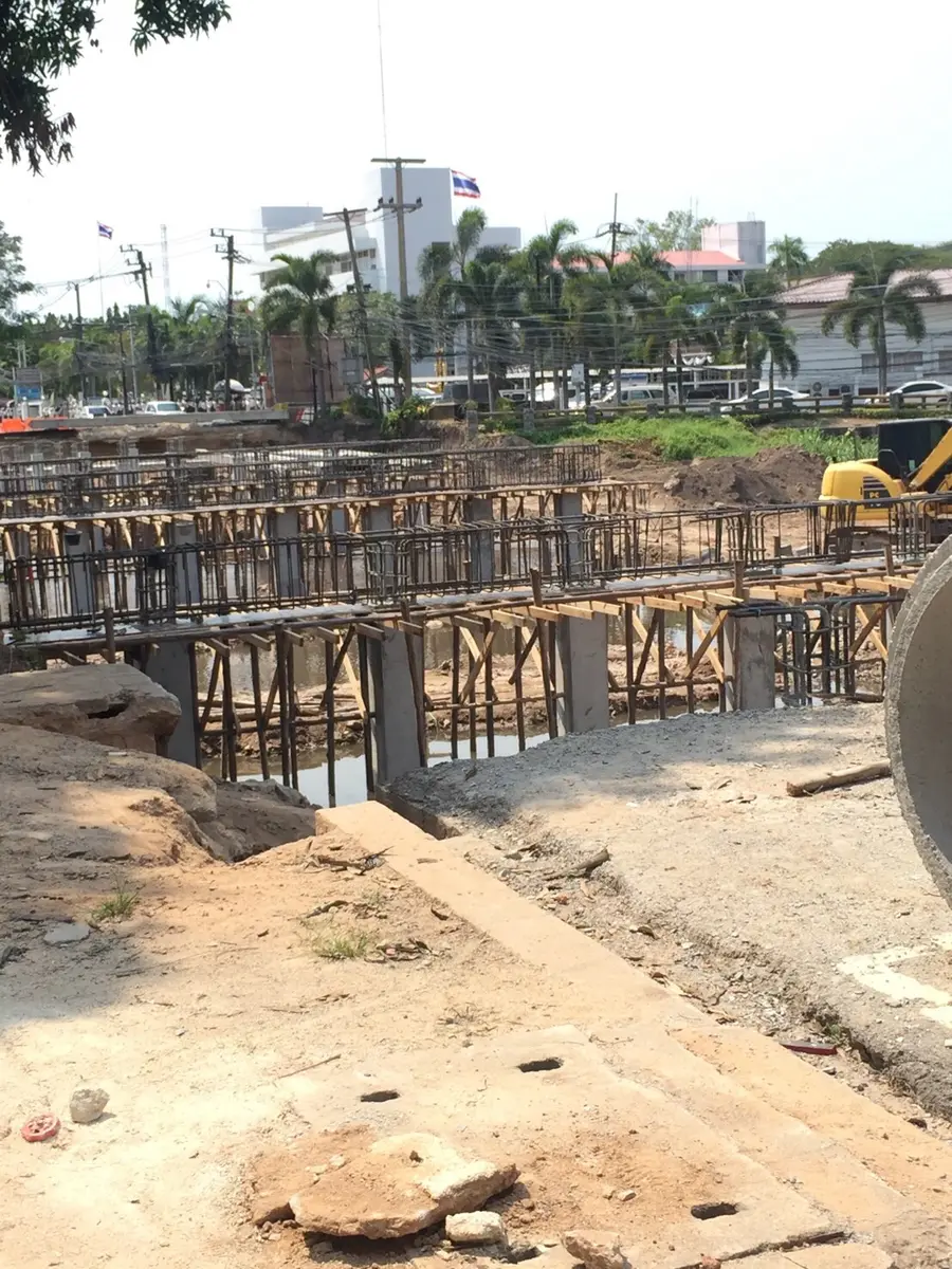 โครงสร้างสะพานระหว่างก่อสร้างในระยอง ใกล้คลอง