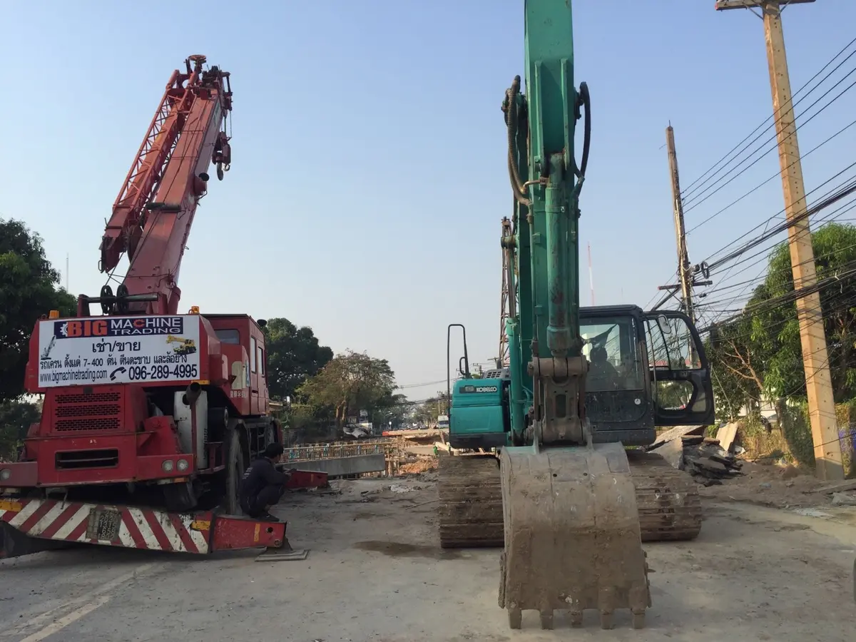 เครน BIG MACHINE TRADING ทำงานร่วมกับรถแบ็คโฮที่ไซต์สะพานในระยอง