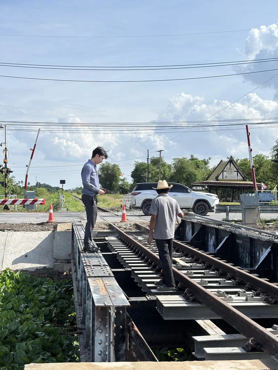 ทีมงานตรวจสอบสะพานรางรถไฟก่อนเริ่มงานซ่อมแซมในสระบุรี