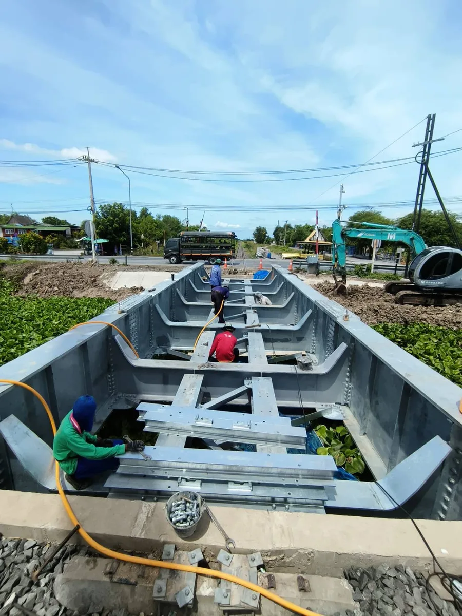 ทีมงานประกอบโครงสะพานรางรถไฟเหล็กในสุพรรณบุรี