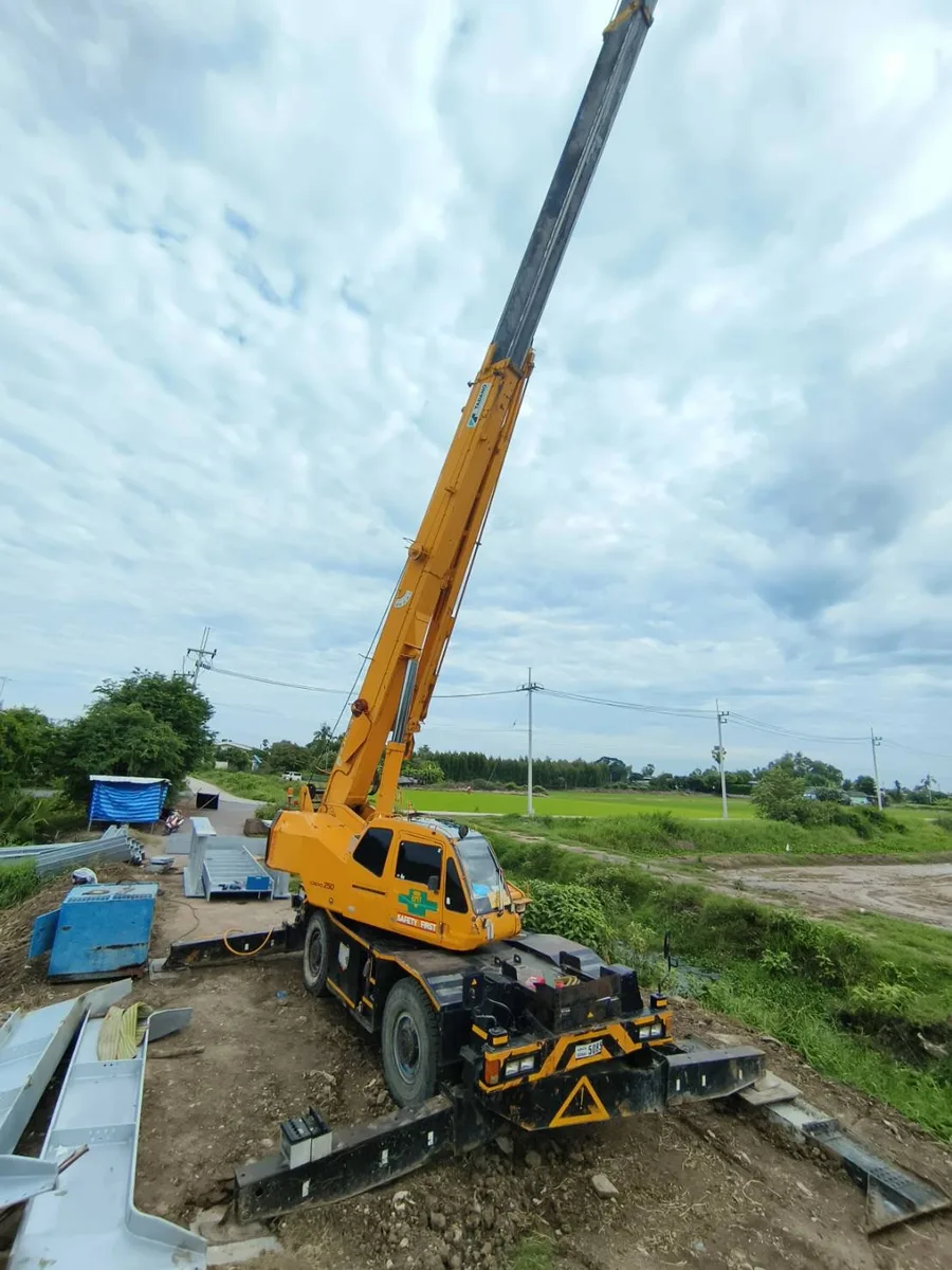 เครน BIG MACHINE TRADING ยกงานสะพานรถไฟท่ามกลางทุ่งนาในสุพรรณบุรี
