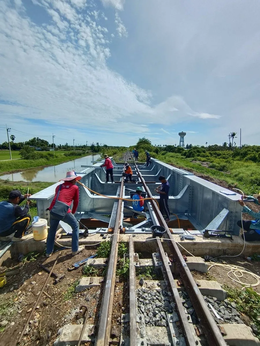 ทีมงานติดตั้งโครงสะพานรางรถไฟสำเร็จรูปในสุพรรณบุรี