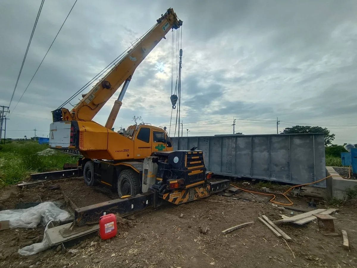 เครนตั้งข้างโครงเหล็กสะพานรถไฟระหว่างงานซ่อมแซมในสุพรรณบุรี